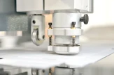 Głowica z precyzyjnym systemem docisku materiału